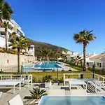 Top-Floor Apartment With Pool Ref 20